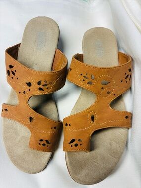 Judith Rena Comfort Sandals Tan Cutout Slide Low Wedge Size 6M